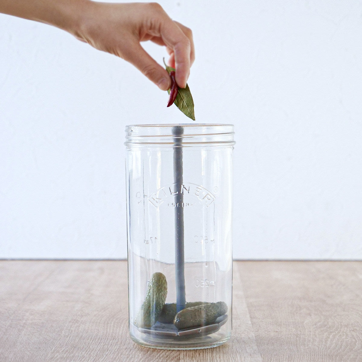 ピクルスジャー 1L （PICKLE JAR WITH LIFTER 1L） – 【公式